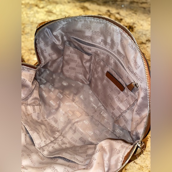 MICHAEL KORS DESIGNER HANDBAG WITH MATCHING WALLET - Picture 5 of 13